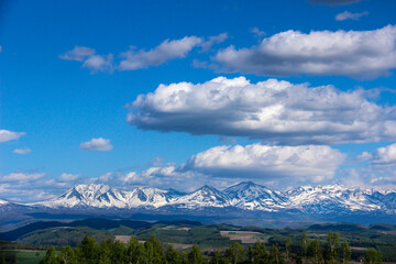 雪が残る山並みと空
