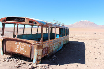 Ônibus abandonado no deserto do altiplano boliviano, próxima ao salar  Uyuni. - obrazy, fototapety, plakaty