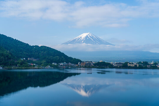 早朝の富士山と河口湖に映る逆さ富士