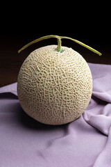 紫の風呂敷で包んだ贈答用のアールスメロン