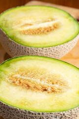 新鮮なアールスメロンをナイフで半分にカットする