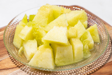 カットしてガラスの器に盛り付けたアールスメロン