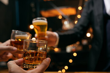 Feiern Sie Whisky auf einer freundlichen Party im Restaurant