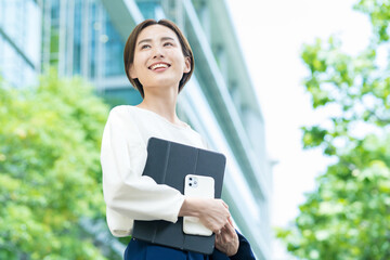 空を見上げる女性（ビジネスウーマン） 