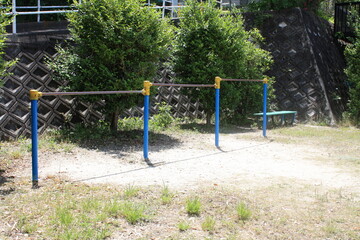 Fototapeta premium 小さな公園の鉄棒