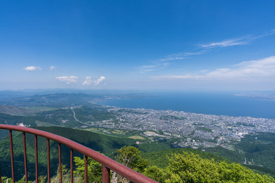 鶴見岳の展望台から見下ろす別府の町と別府湾