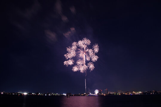 打上花火 の画像 52 868 件の Stock 写真 ベクターおよびビデオ Adobe Stock