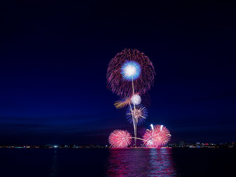 打上花火 の画像 47 254 件の Stock 写真 ベクターおよびビデオ Adobe Stock