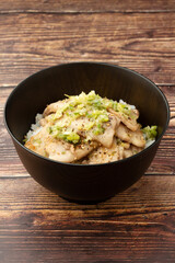 豚バラネギ塩丼