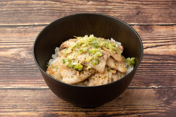 豚バラネギ塩丼