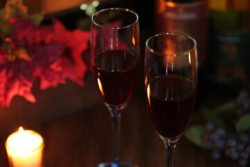 キャンドルのある落ち着いた雰囲気にグラスに注がれた赤ワインで晩酌