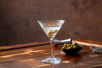 dry Martini con olive e limone