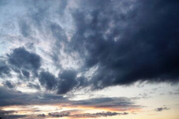 Naklejka na ściany i meble Wolkenlandschaft am Himmel mit Sonnenuntergang bei Regen am Abend im Frühling 