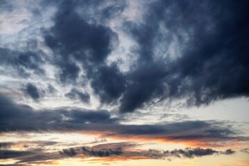 Sonnenuntergang am dramatischen Wolkenhimmel am Abend im Frühling 