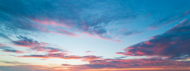Fototapeten Sonnenunterganghimmelhintergrund, Landschaftsblauer Himmel mit Wolkennaturkonzept für Abdeckungsfahnenhintergrund. © Hide_Studio