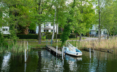 kleine Bootsanleger, Freizeitsportler  und Häuser an der Havel zwischen Berlin und Brandenburg