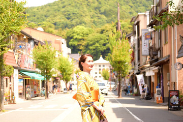 城崎温泉の街並みを浴衣を着て散策する女性