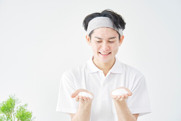 洗顔フォームを手のひらに乗せる男性