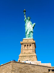 Fototapeta na wymiar vue de la statue de la liberté avec un ciel bleu