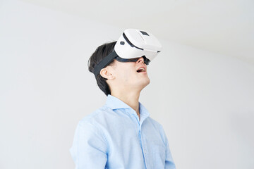 白バックで仮想現実を体験する男性