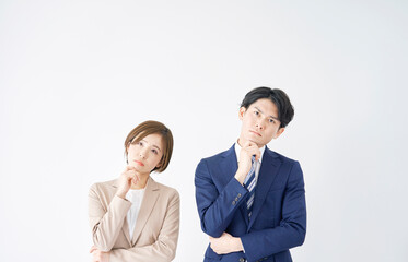 白背景で考えるビジネスウーマンとビジネスマン