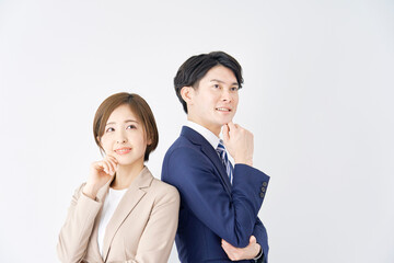 白背景で想像するビジネスウーマンとビジネスマン　コピースペースあり