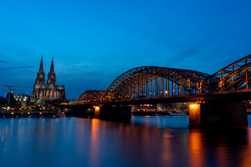 Obraz premium cologne cathedral at night