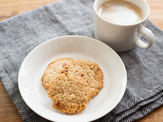 手づくりのオートミールクッキーとコーヒー