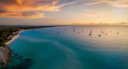 Foto op Plexiglas Luchtfoto van het prachtige strand van Cape Santa Maria, Long island, Caribbean, Bahama& 39 s tijdens zonsondergang © moofushi