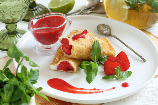 Pancakes with strawberries, soft cheese and mint-lime tea