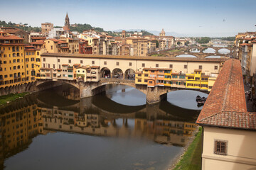 Italia, Toscana, Firenze, il Ponte Vecchio e fiume Arno.