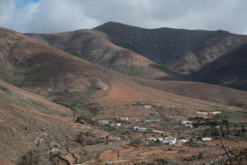 Karge Wüstenlandschaft auf Fuerteventura auf den Kanaren