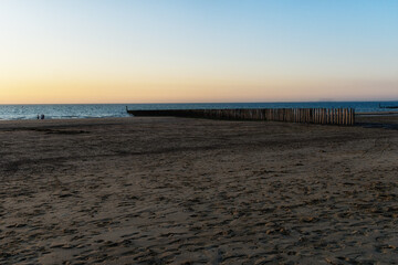 Obraz premium wavebreakers at low tide and sunset