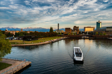 夕暮れの富岩運河環水公園