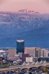 富山市と剱岳