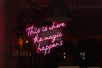 Neonschild mit der Aufschrift "This is where the magic happens"