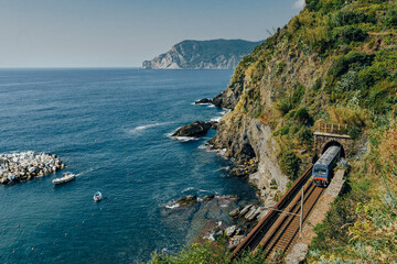 Vernazza, Italien mit Bahnlinie