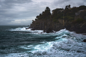 Küste in Italien, Bogliasco bei schlechtem Wetter mit Wellen