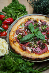 Pizza Nahaufnahme mit Basilikum und Beilagen