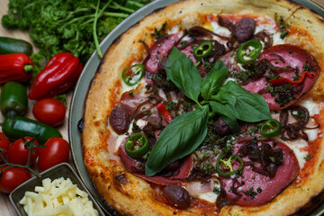 Pizza Nahaufnahme mit Basilikum und Beilagen