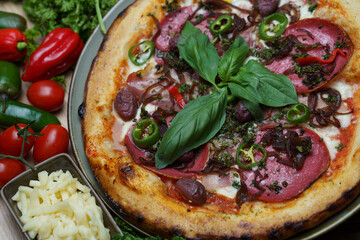 Pizza Nahaufnahme mit Basilikum und Beilagen