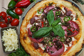 Pizza Nahaufnahme mit Basilikum und Beilagen