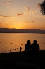 Fototapeta na wymiar silhouette of a couple on beach