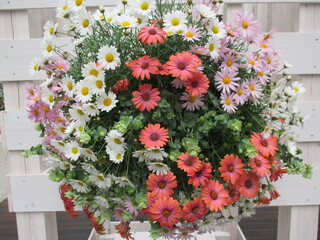 Fototapeta na wymiar 色とりどりの美しい春の花で飾り付けられた鮮やかなフラワーアレンジメント