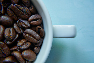 Fototapeta premium ziarna kawy w filiżance z bliska 