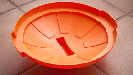 Tapa naranja de cubo de plástico con relieve