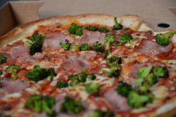 Pizza lecker frisch brokoli schinken tomate