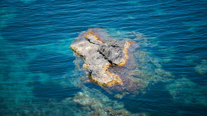 Islote rocoso en mar mediterraneo