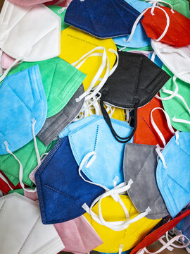 Miscuglio di mascherine colorate