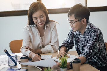 Obraz premium Colleague analyzes the company's budget planning and is consulting on finance and accounting.